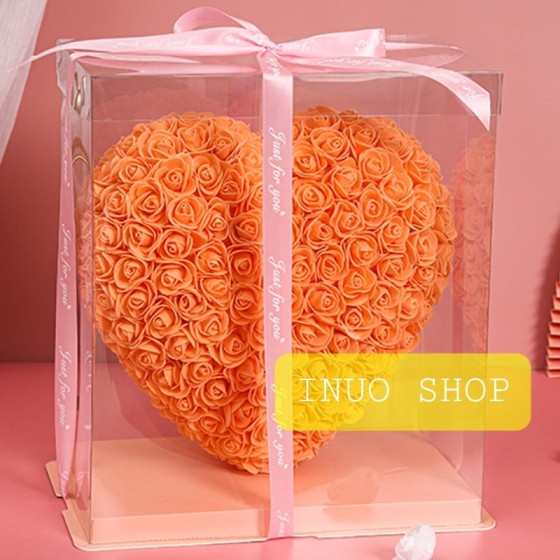 Corazón de flores artificiales